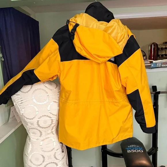 The North Face Yellow and Black Jacket with removeable fleece liner - Picture 2 of 15